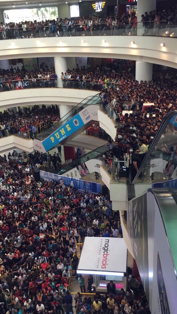 PadManTheFilm's tweet photo. What a ball our Superhero had at Seasons Mall. #PadmanInPune 

@akshaykumar @sonamakapoor @radhika_apte @mrsfunnybones @SonyPicsIndia @kriarj #RBalki https://t.co/vNGNJ3v41F