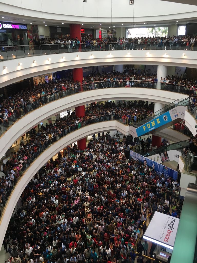 BollywoodUncut's tweet photo. ๐ค๐#PerfectSelfie๐ค๐"#Fans Moment" ๐ค๐#PictureOfTheDay๐ค๐
Superhero Aka #AkshayKumar At #SeasonsMall #PadManInPune #10DaysToPadman
RT IF U ALL EXCITED FOR #Padman https://t.co/TXV7soDJeG