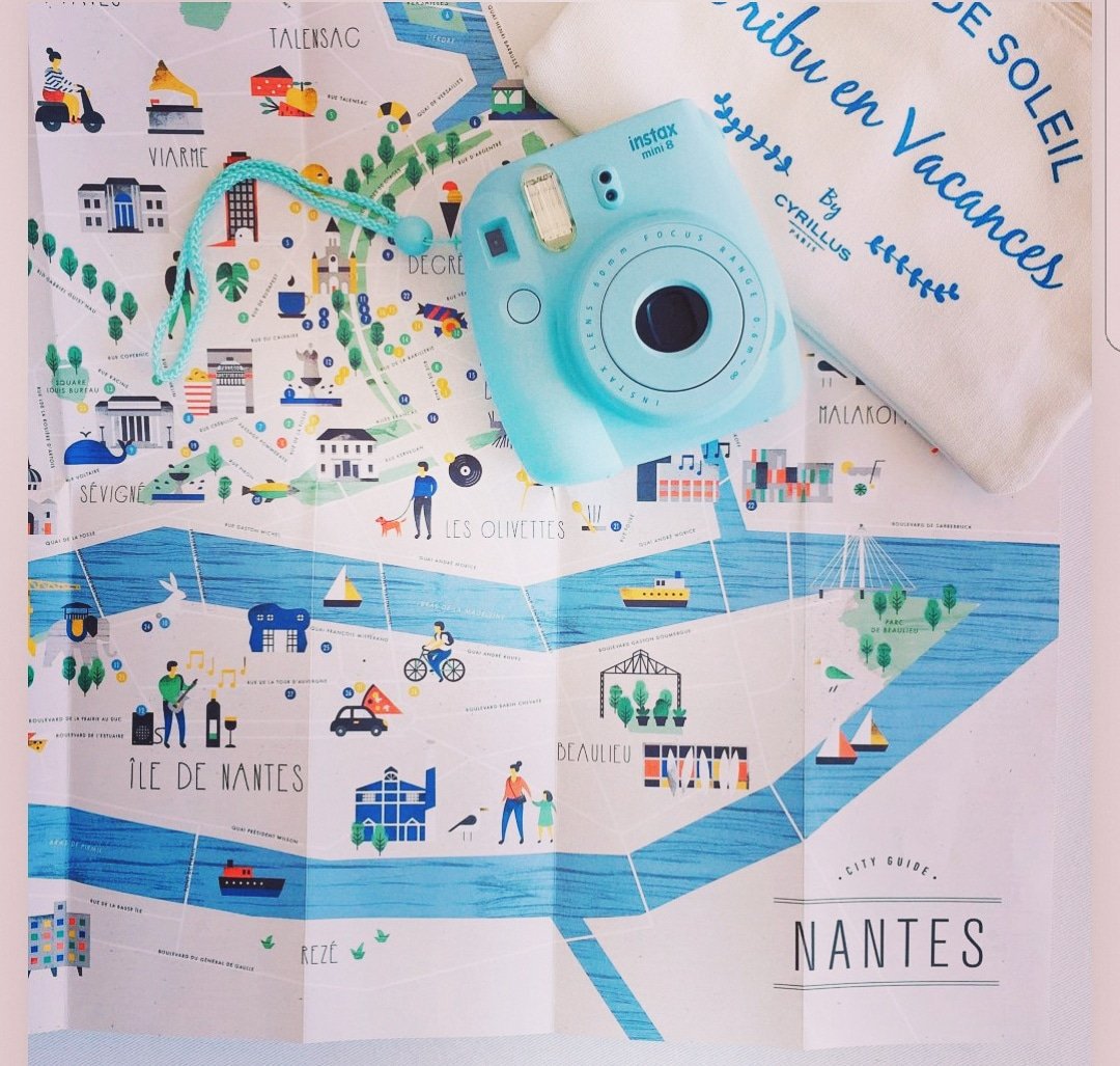 Bon Jour mes très chères Pipelettes 🌸🌸🌸 Je suis trop trop excitée à l'idée de vous dévoiler le 1er indice concernant ma nouvelle invitée 💟💟💟 De quoi va parler l'épisode de mercredi ? Des idées ? #illustration #Nantes #travel #podcast