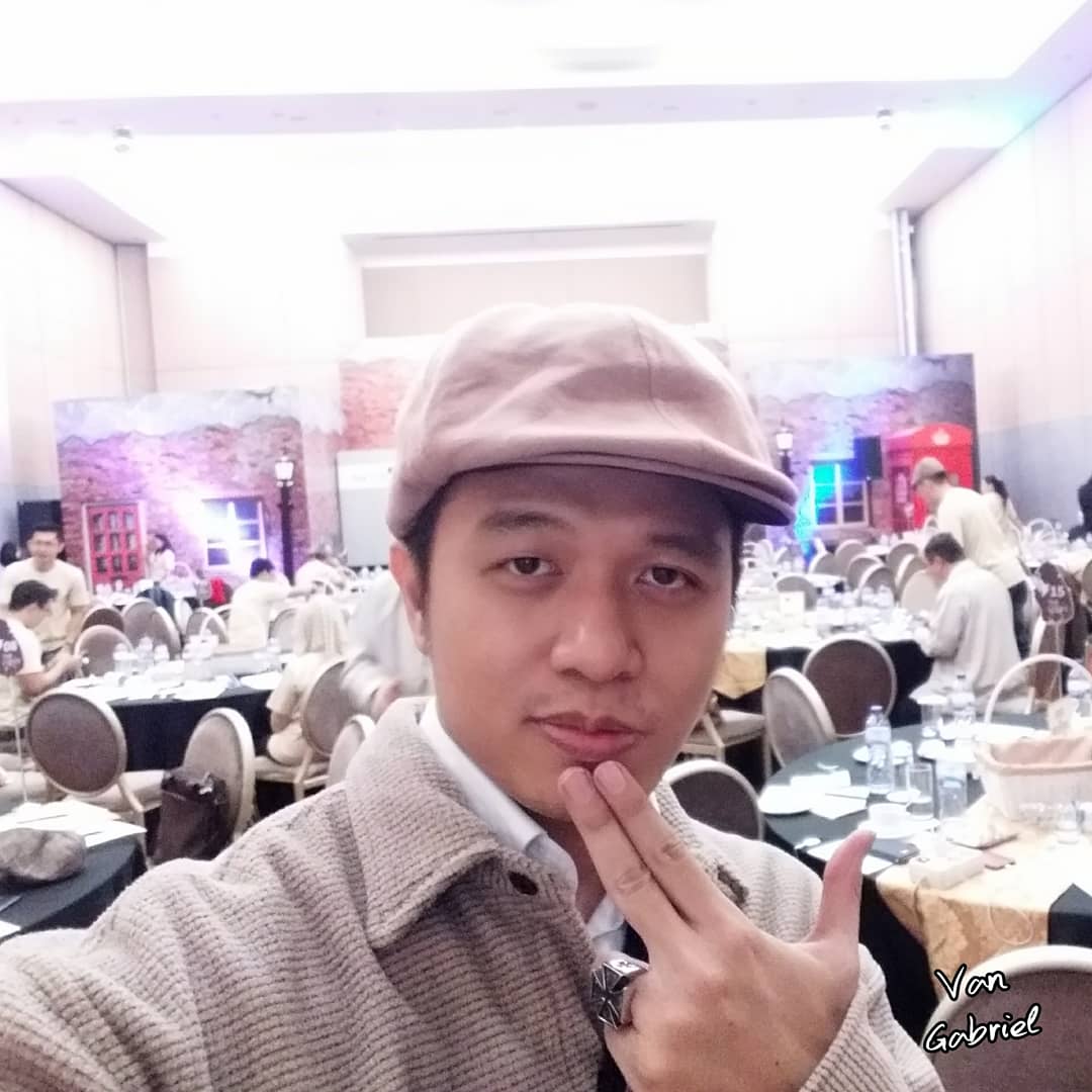 Van_Gabriel's tweet photo. Detective Ivan ready for observation 
.
.
#vangabriel #vangabrielmagic #ipadmagician #ipadmagicindonesia #illusionist #corporatemagic #corporatemagician #corporateentertainer #corporateevents https://t.co/AmMIzKcydb