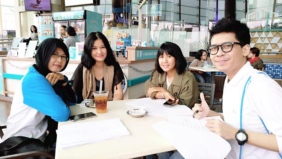 wp_weekproject's tweet photo. Reading for our next movie project #wp #weekendproject #breakdownscript #readingscript #thriller #shortmovie #filmmaking #filmsociety #omnibus #experimentalfilm #paranoid #directors #actors #screenwriters #indonesiashortmovie #indonesiafilm #indiefilm #indonesiaindie #teamwork https://t.co/ZhQ3SCA8tH