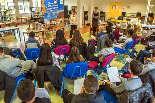 DraeacBFC's tweet photo. Les classes culturelles numériques pour 6 collèges de @saoneetloire avec l'intervention de Danielle Martinigol @Loginitram, c'est en cours &amp; à voir ici : https://t.co/rzJ1yqBbsk ! https://t.co/R3BVWC6D3X