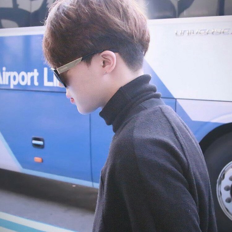 권태기의 슈짐과 후회공.

ㅡ갑자기 왜 이래, 너.

ㅡ갑자기였던 적 없어요.
ㅡ
ㅡ나는 형이랑 동거하는 5년동안 늘 이랬어.
ㅡ
ㅡ...형이 이제야 눈치챈거라고는 생각 안 해요?