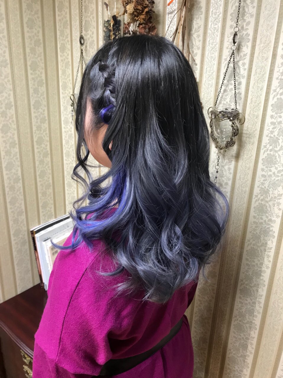 シャンテグラム ヘアスタイル紹介 パープルグレーのグラデーションに 両サイド内側にはブルーパープルを入れました グレーのみ単色ですと ベージュっぽくなってしまうことがほとんどなのですが 紫を強めに入れて黄色味を消しています 細く