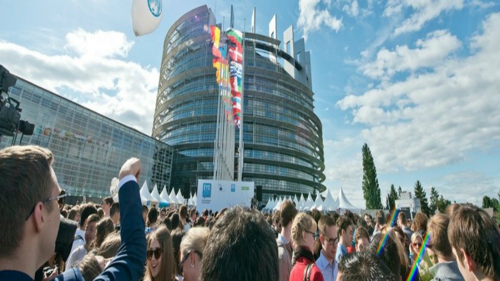 On 8 and 9 October, 3,000 to 4,000 young people will gather in ...