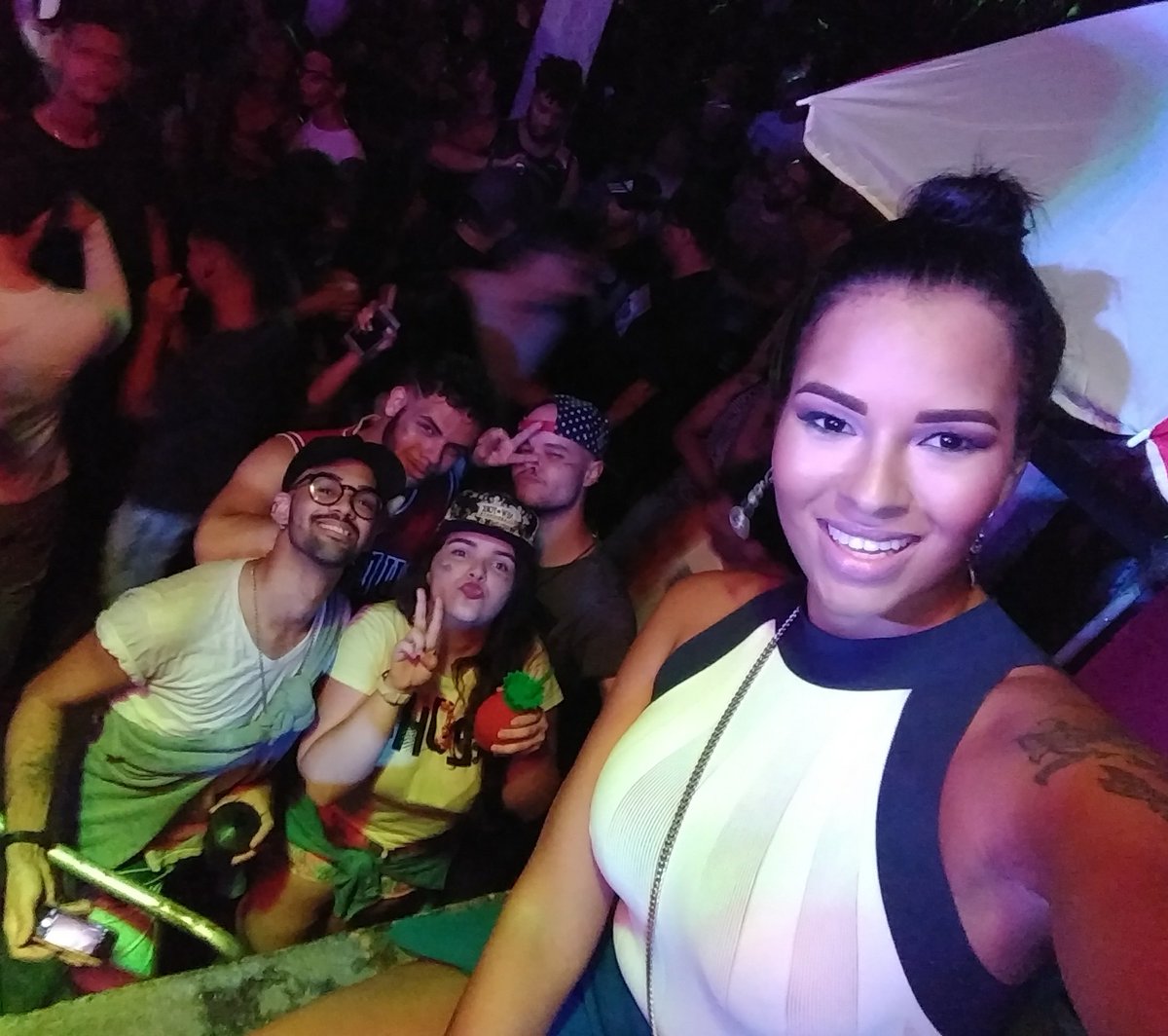 theolvsrj's tweet photo. Ícone @ARIADNALIVE no melhor bailão de Campo Grande! 🌩️🌈✨💕 @Cloudauraparty @FestaOver @mefayal @KingLusca https://t.co/9QMM7VaNQa
