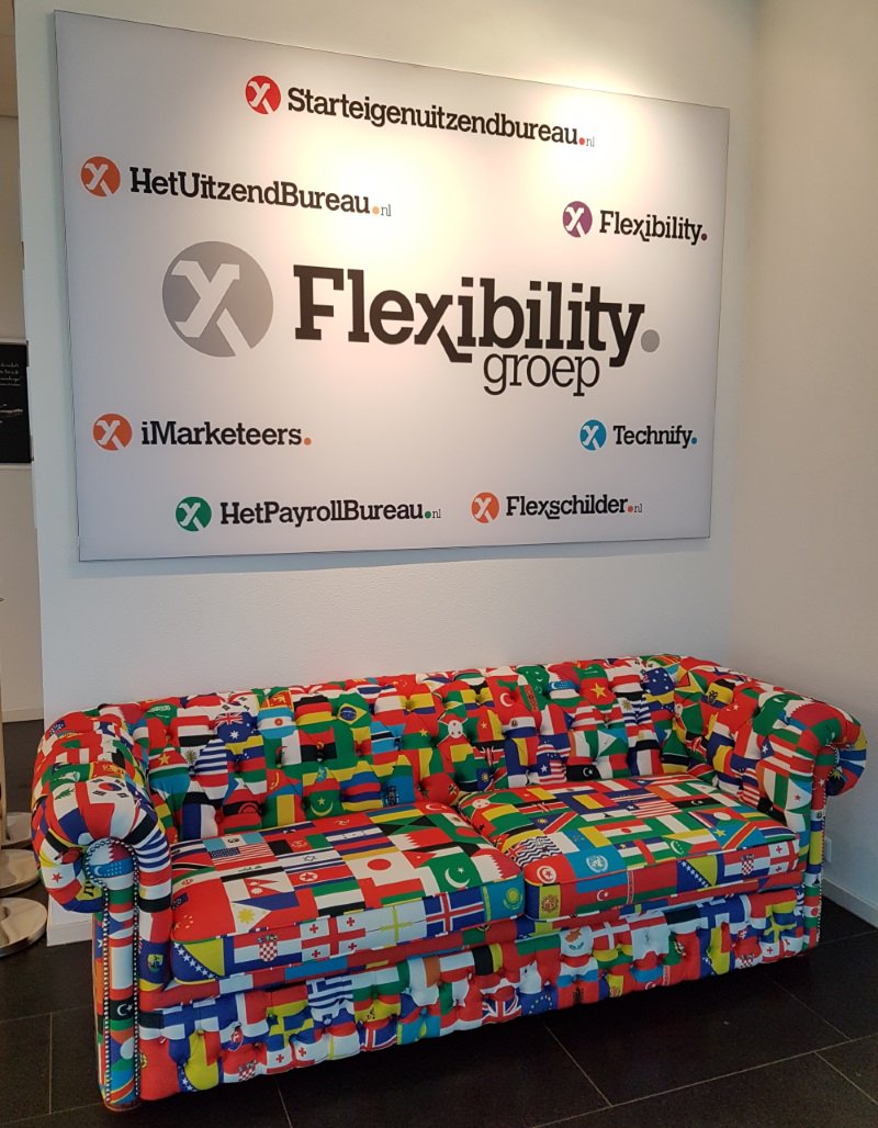 FlexibilityGr's tweet image. De Limited Edition #Chesterfield #Wereldbank; dat is wat bezoekers aan #Flexibility bij binnenkomst te zien krijgen. Directeur Léon Verhaar deed vorige maand een bod op de bank ten bate van #Syrische kindvluchtelingen op het #Sterrengala #Haarlem voor @soskinderdorpen. #Trots