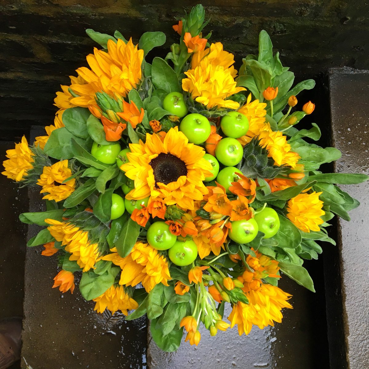 A client texted! I got enough of all this rain. Bring me some SUNSHINE......#bouquet #bouquets #spring #springdesign #strauß #fiori