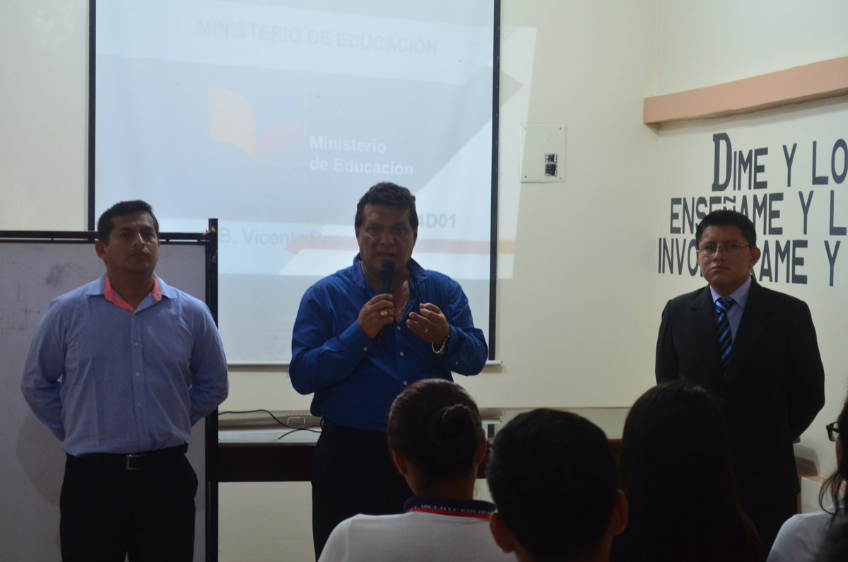 PicoPesantes's tweet photo. En la Unidad Educativa "Teodoro Wolf" el Director Ditrital de Educación.  Ab. Vicente Pesantes Gómez, se dirigio a la comunidad estudiantil y da  por aperturada la jornada de capacitaciones para las pruebas "QUIERO SER  BACHILLER". https://t.co/rLyb5urSca