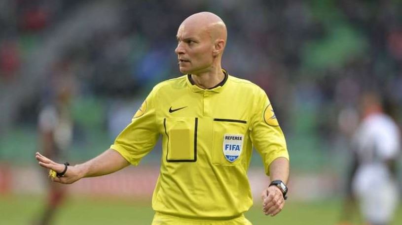Footballogue's tweet photo. @YahooSportFR [#L1🇫🇷] Tony Chapron à l'AFP : "Lors du match Nantes-PSG, j'ai été percuté par Diego Carlos, joueur de Nantes. A l'occasion de ce choc, j'ai ressenti une vive douleur sur une blessure récente. Dans un mauvais réflexe, j'ai tendu ma jambe vers le joueur." 

via @RMCsport https://t.co/HH0lEpT4X3