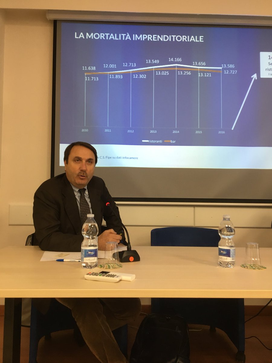 Solo il 6% dei ristoranti in italia consente la prenotazione on line. 
Il 40% non ha un account social. 
L’80% degli utenti legge le recensioni e il 60 ci crede. 
Dati analizzati dal vice direttore generale della <a href="/fipeconf/">Federazione Italiana Pubblici Esercizi</a> Fipe, Luciano Sbraga a <a href="/ConfcommercioCS/">ConfcommercioCosenza</a> 
<a href="/Confcommercio/">Confcommercio</a>