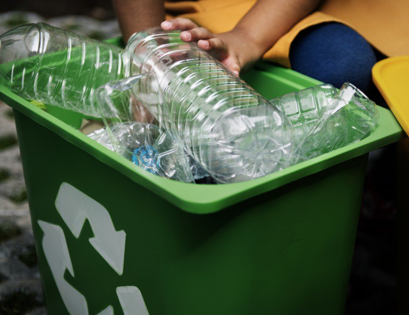 phenixfr's tweet photo. En Suède, seulement 1% des ordures ne sont pas recyclées. Un chiffre impressionnant qui s’explique par la capacité du pays à avoir sensibilisé la population et transformé le #recyclage en business lucratif ➡️ https://t.co/ESc0rHrGSR https://t.co/KTlkP1ukUs