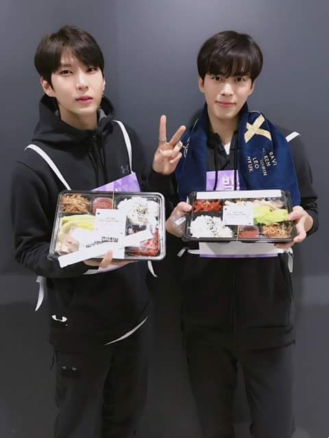 StarlightPoland's tweet photo. [TWITTER] 180115 Rovix

20180115 #ISAC #Leo #Hongbin 
#VIXXlunch  #smakowałowam? 

cr:withvixx https://t.co/vBNiegjys5