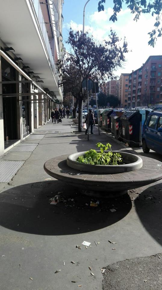 Sull'ambulantato ci siamo spesso trovati in disaccordo con questa giunta, oggi però dobbiamo rendere merito a <a href="/MomyLozzi/">Monica Lozzi</a> per aver tenacemente portato avanti la delocalizzazione degli ambulanti sulla Via Tuscolana. Fino a ieri qui non si passava, oggi la situazione è questa.