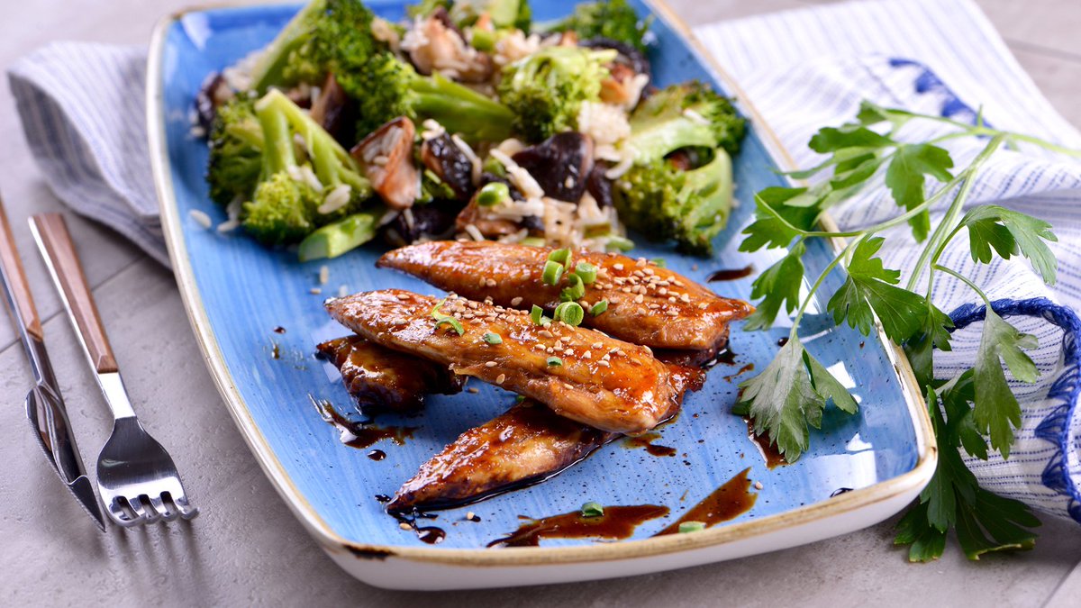 ¿Buscas resolver la cena con un plato único? Mira estos Solomillos de pollo glaseados con arroz y brócoli que se hacen en menos de 22 minutos. canalcocina.es/receta/solomil… #Los22MinutosDeJulius <a href="/juliusbienert1/">Julius Bienert</a>