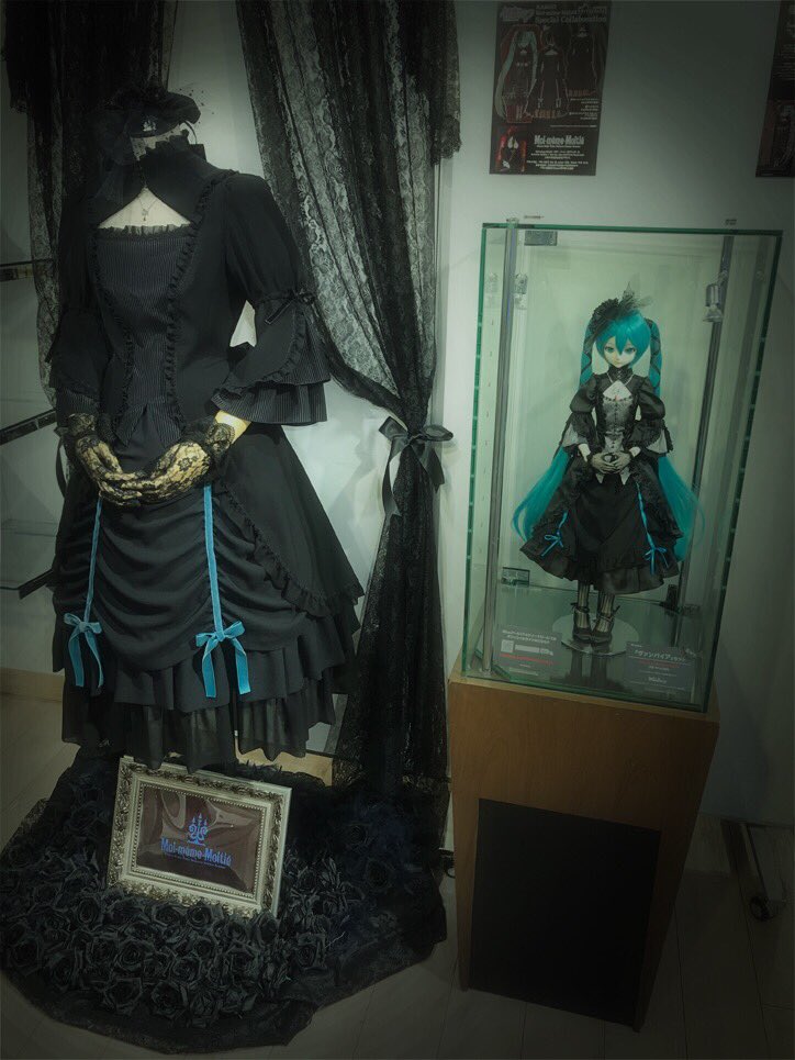 moitie_official's tweet photo. 皆さま明日からのヴァンパイアフェスは、撮影可です。
お洋服は勿論、ディスプレイ、お隣のドールもぜひご覧くださいませ。
写真では伝わりにくい切り替えのストライプ部分や美しいスカートのドレープ部分も直接ご覧いただけます。
https://t.co/aTUH7hKwL0 https://t.co/FNKBabxLgj