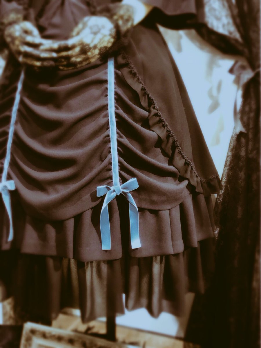 moitie_official's tweet photo. 皆さま明日からのヴァンパイアフェスは、撮影可です。
お洋服は勿論、ディスプレイ、お隣のドールもぜひご覧くださいませ。
写真では伝わりにくい切り替えのストライプ部分や美しいスカートのドレープ部分も直接ご覧いただけます。
https://t.co/aTUH7hKwL0 https://t.co/FNKBabxLgj