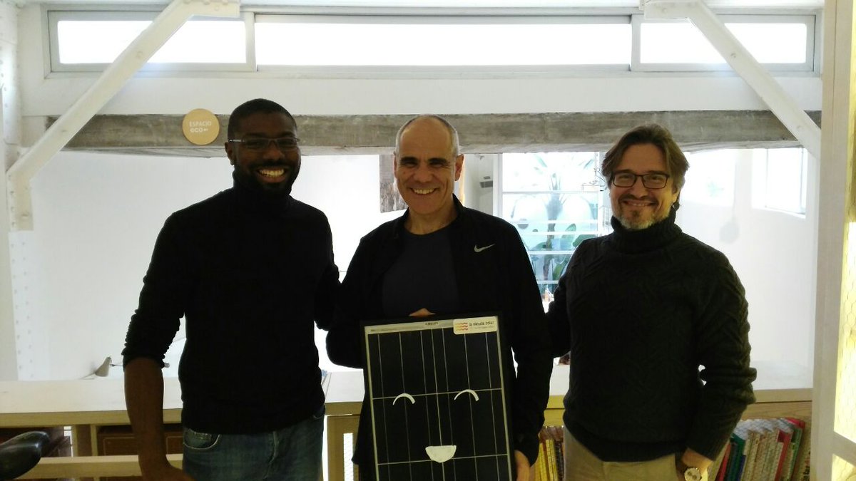 Ecooo_'s tweet photo. Santiago ha invertido en una participación de una de las huertas solares que socializamos desde #Ecooo.
Lo hace porque "es una inversión rentable y con principios".
¡No hay mejor forma de escapar al #BlueMonday! ¡La energía positiva genera felicidad social y ambiental! ✊🏽😊 https://t.co/dmjspUYKLS