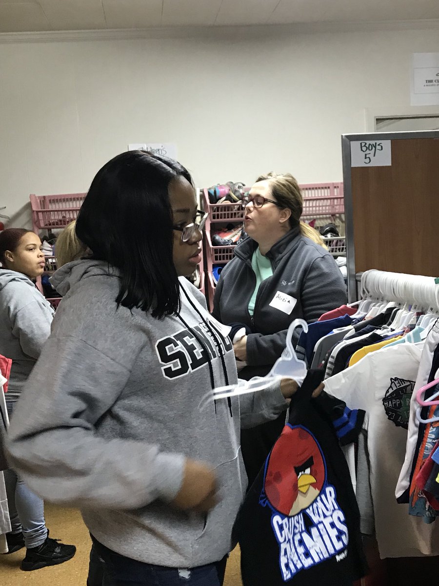 dracyoung_says's tweet photo. Hanging out with our seniors on this MLK day of service project. I’m proud of you students.....so so proud! It’s important to give back to others. #lifelesson #scholarservants #theirnameswillbegreat https://t.co/B2bM4GfoqU