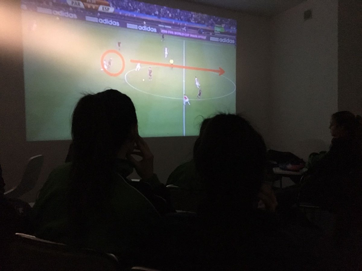 Atleones's tweet photo. 🦁 [LEONAS] 🦁
¿Día de descanso? ¡NO! Seguimos trabajando. Hoy asimilación y mejora de conceptos con sesión de vídeo.  #caracterindomable #futbolfemenino https://t.co/v31Bd4VvhP