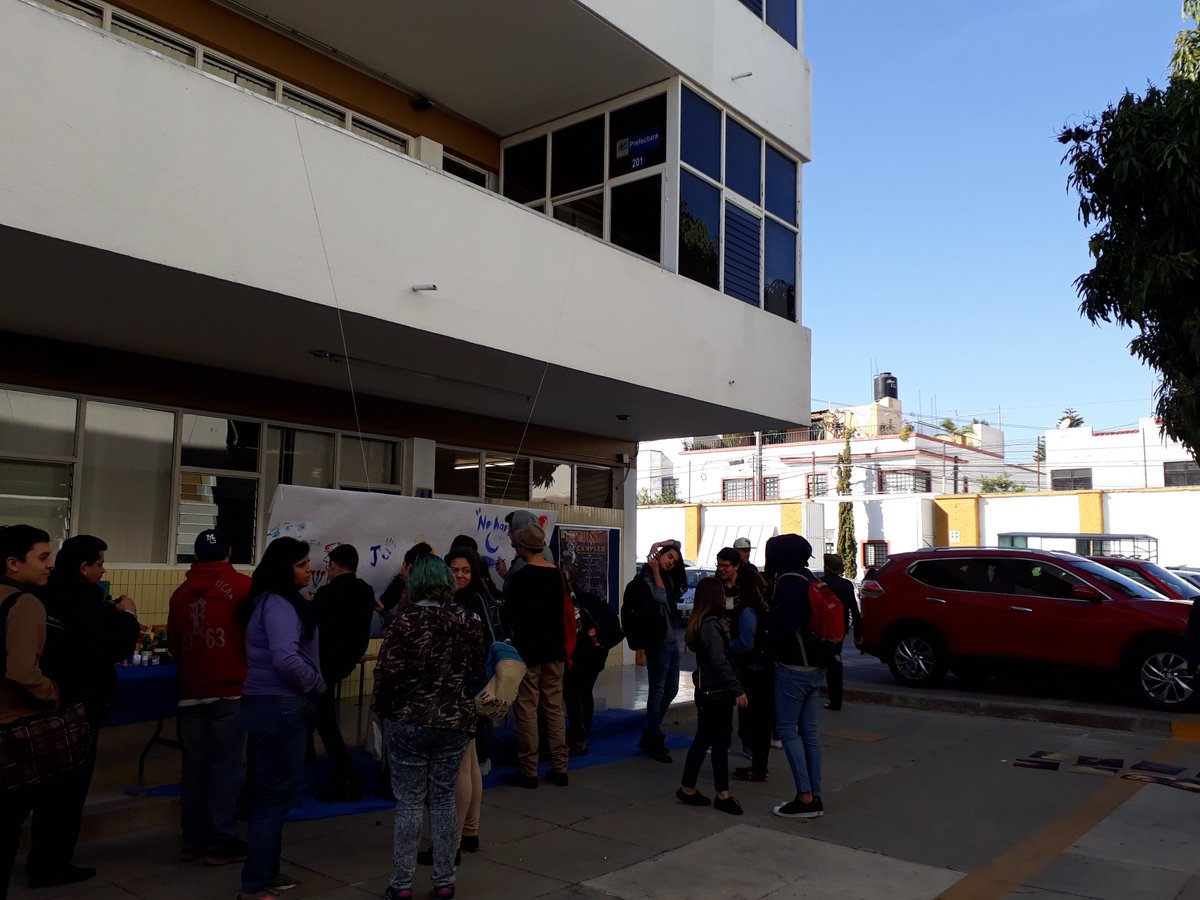 2DecadasMedio's tweet photo. Con actividades como pintura, clases de teclado, juegos de mesa e intercambio de libros se lleva a cabo el Receso Cultural dentro del XIII Festival de la Comunicación #CAMPLED https://t.co/SFhHDP7toK