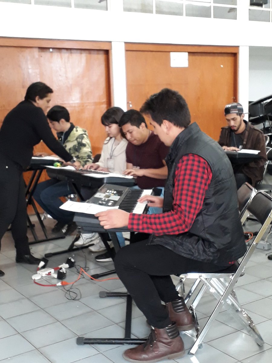 2DecadasMedio's tweet photo. Con actividades como pintura, clases de teclado, juegos de mesa e intercambio de libros se lleva a cabo el Receso Cultural dentro del XIII Festival de la Comunicación #CAMPLED https://t.co/SFhHDP7toK