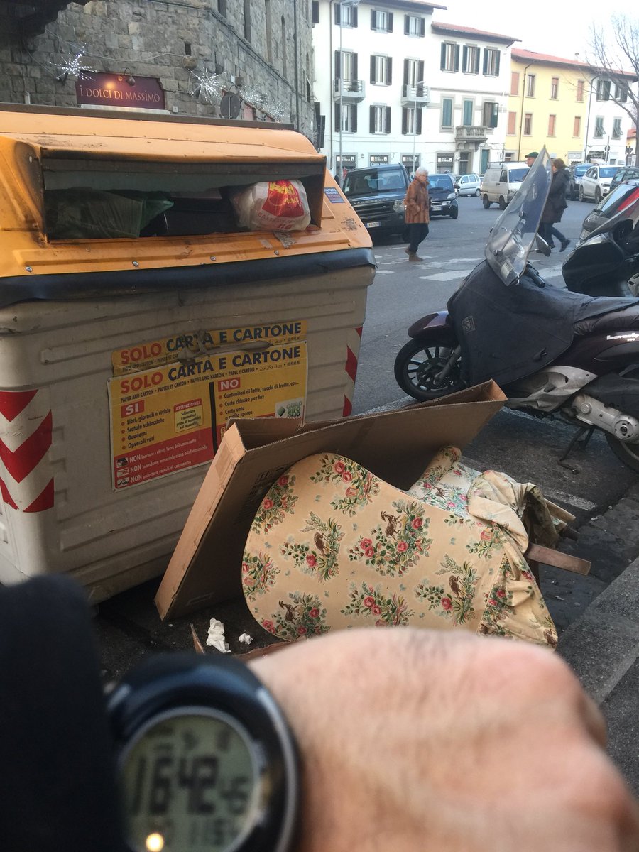 MauYuketto's tweet image. Certo... non è colpa di #nardella perché “loro” sono #BellieBravi ... quelli del #Fare 
Ma neanche a #Roma è colpa della #Raggi , che nel #M5S non ci sono certo gente come #Sguanci 
Quarta tappa #MonnezzaTour 
Via Caponsacchi - Fi Sud