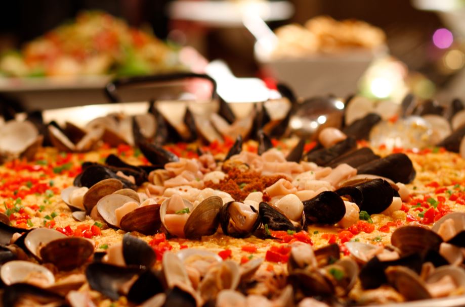 BeyondEventsCh's tweet photo. Shout out to @Audreyc86 &amp; @jktwothree for serving our Authentic Paella Station at their wedding. Our staff is still talking about how fast it disappeared! #Chicago #Paella #Catering #WeddingIdeas #WeddingPlanning #BeyondEventsCh https://t.co/E8ta4D8o5r