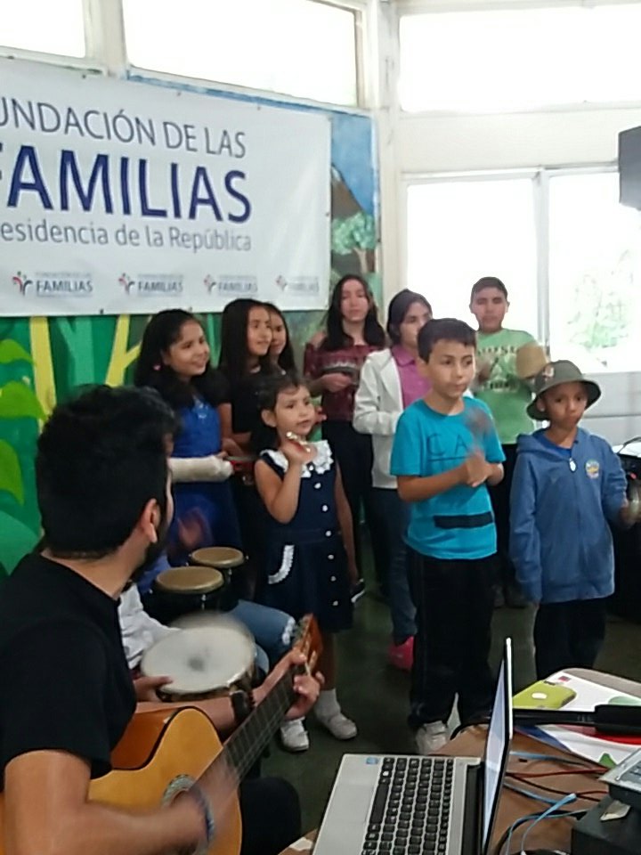 FunfasRecoleta's tweet photo. Presentación del Taller de Creación Musical en las Colonias de Verano 😀😉💃🎶🎵 @tererey3 @funfamilias @ndelpiano https://t.co/1WceOW3lVJ