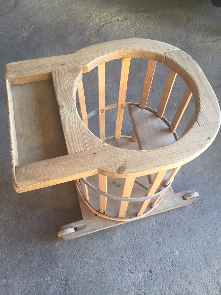 Se vende Antiguo andador de madera , con un espacio para juego , muy bien conservado . #subastatutrastero #segundamano #malpartidadeplasencia