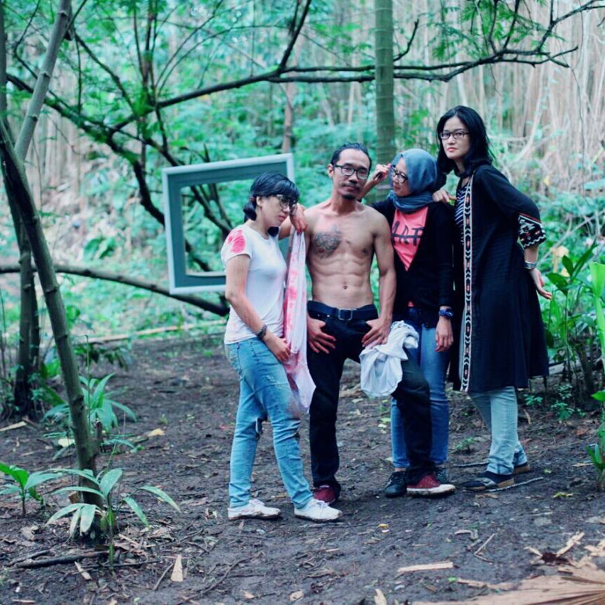 wp_weekproject's tweet photo. Behind the scene of OFFLINE the movie @meike_dju @MisainiIndra O.Muljoto, Bablo Akira #WP #weekendproject #indiemovies #THRILLERS #BTS #behindthescenes #photosession #photography #shootingset #shootingscene #filmproduction #indonesiaindie #indonesiashortmovie #offlinemovie https://t.co/1a4kECRKJz