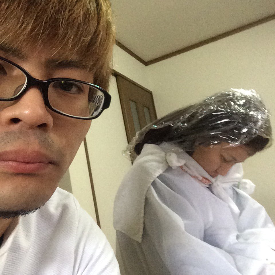 三輪太一 A Twitter 今日は月一度のオカン出張美容day 別で暮らしてるからやっと大毅さんとの試合の報告もちゃんと出来た 終わってから焼肉連れてってもらいました 出張美容 オカン シザーハンズ 亀田大毅 三輪太一