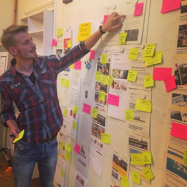 Samen beter: met team brainstorms werken we aan interne projecten. Hier bespreekt Martijn de do's en don'ts van een nieuwsbrief. Wat zou jij in een nieuwsbrief van Jam willen zien?
#jamvizthink #visueeldenken #visualthinking #nieuwsbrief #brainstorm #int… ift.tt/2mFtFAM