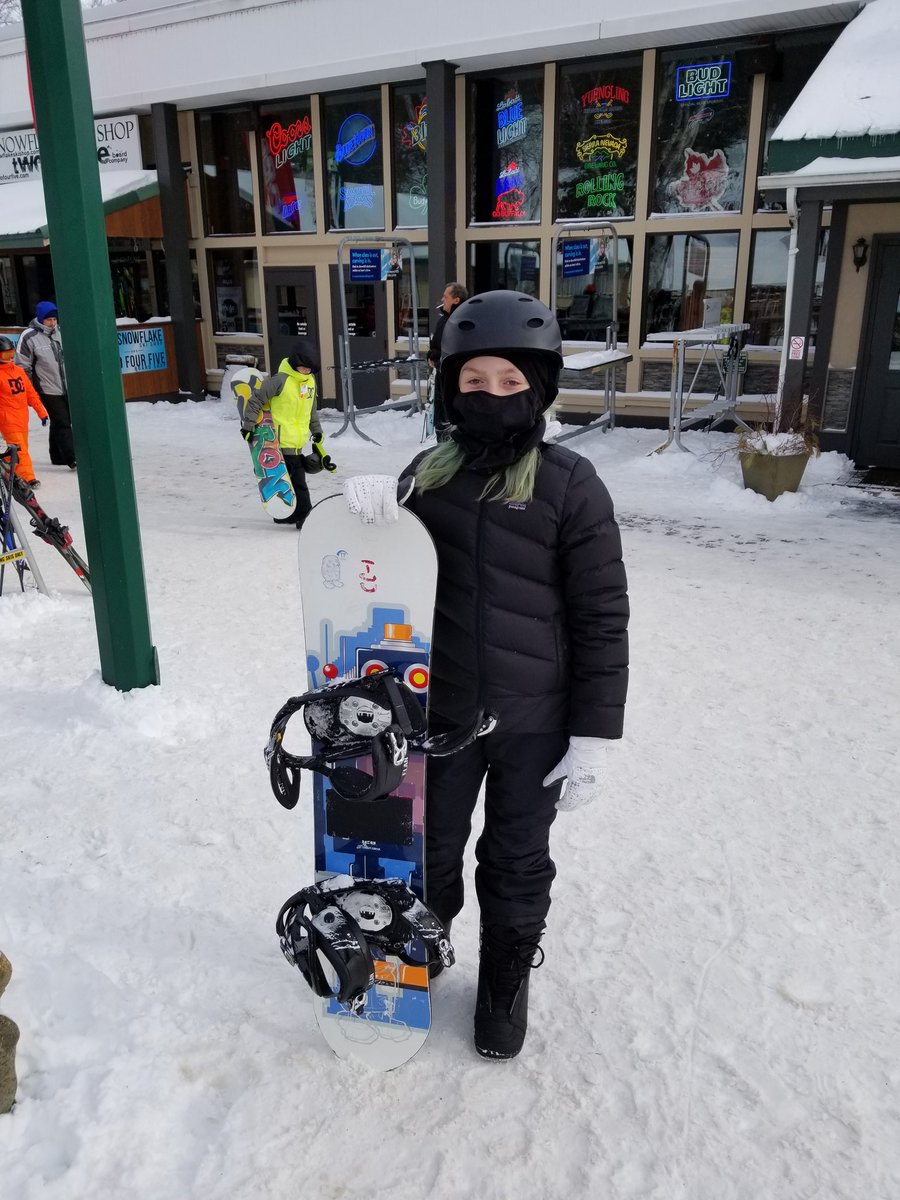 ggould2112's tweet photo. My oldest is learning to snowboard! Jesus, I'm old! #snowboardlesson #firstbornkid #nothingbutdaughters https://t.co/utGqzz12CR
