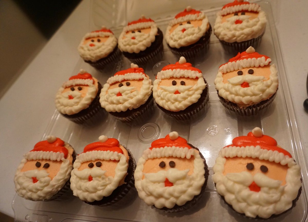 leslieeeserna's tweet photo. I’m a 17 y/o with a small at home bakery in Houston, Tx. I just want to keep doing what I love and help out my momma. I make mini cupcakes,cupcakes and cakes. Just a simple RT could get me my next client and help me grow my business 💓 https://t.co/hRByBG0yPF