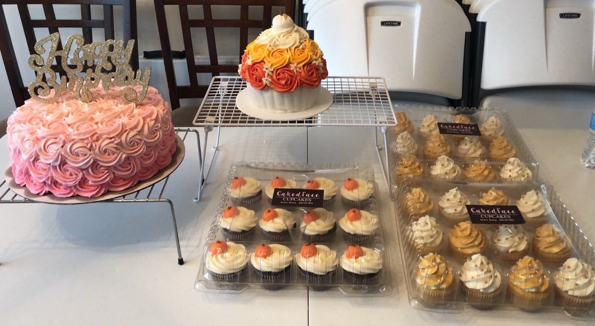 leslieeeserna's tweet photo. I’m a 17 y/o with a small at home bakery in Houston, Tx. I just want to keep doing what I love and help out my momma. I make mini cupcakes,cupcakes and cakes. Just a simple RT could get me my next client and help me grow my business 💓 https://t.co/hRByBG0yPF