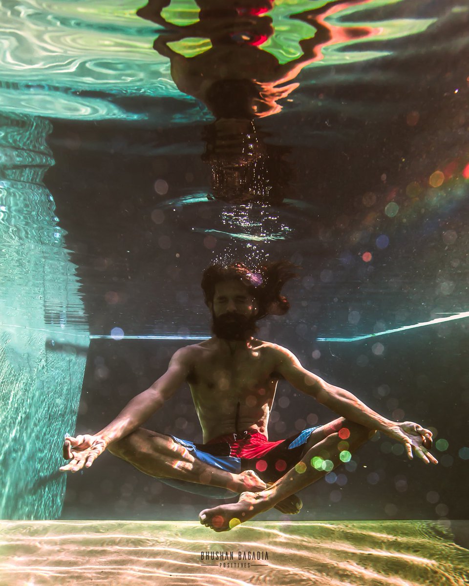 ‘Being #relaxed, at #peace with yourself, #confident, #emotionally neutral loose & free floating - these are the key to #successful #performance in almost everything.’ ~ #WayneDyer This talented man behind & infront of the #camera - @mithunzeppelin #underwaterphotography #yoga