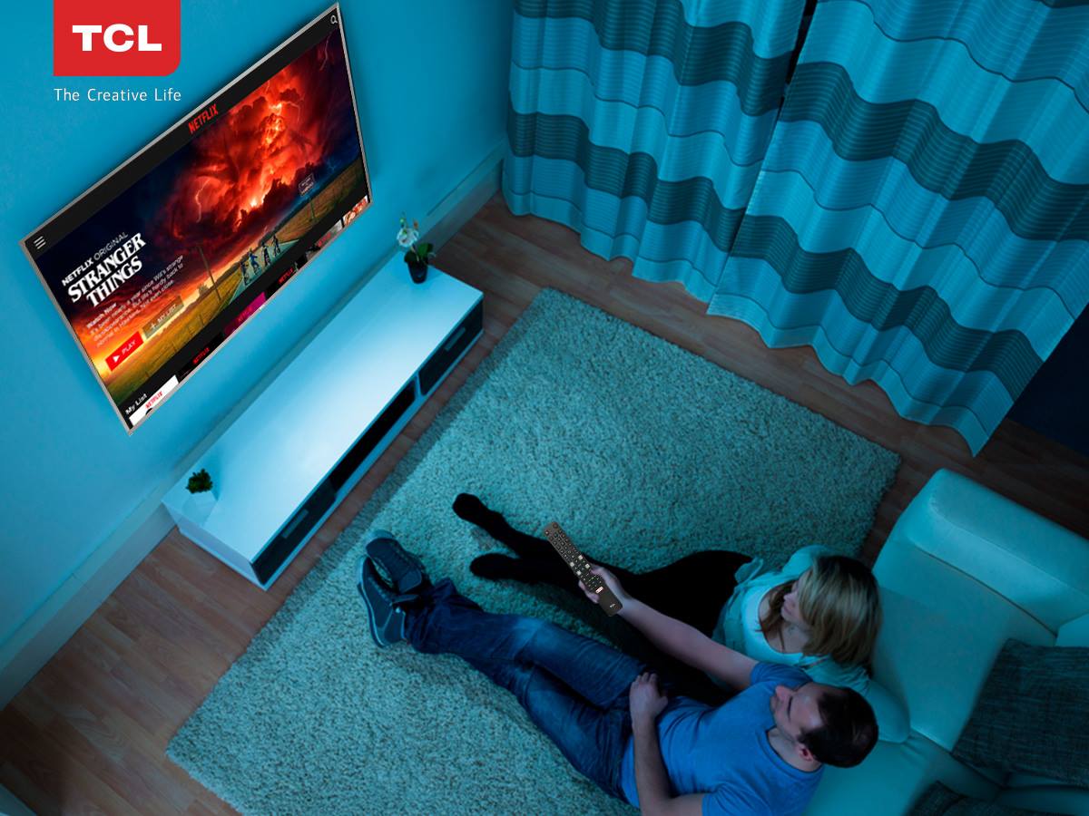 TCL_OficialBR's tweet photo. Nada melhor do que chegar em casa e assistir um filminho pela Netflix, né? #tclbr #netflix https://t.co/YYLjEKhiq9