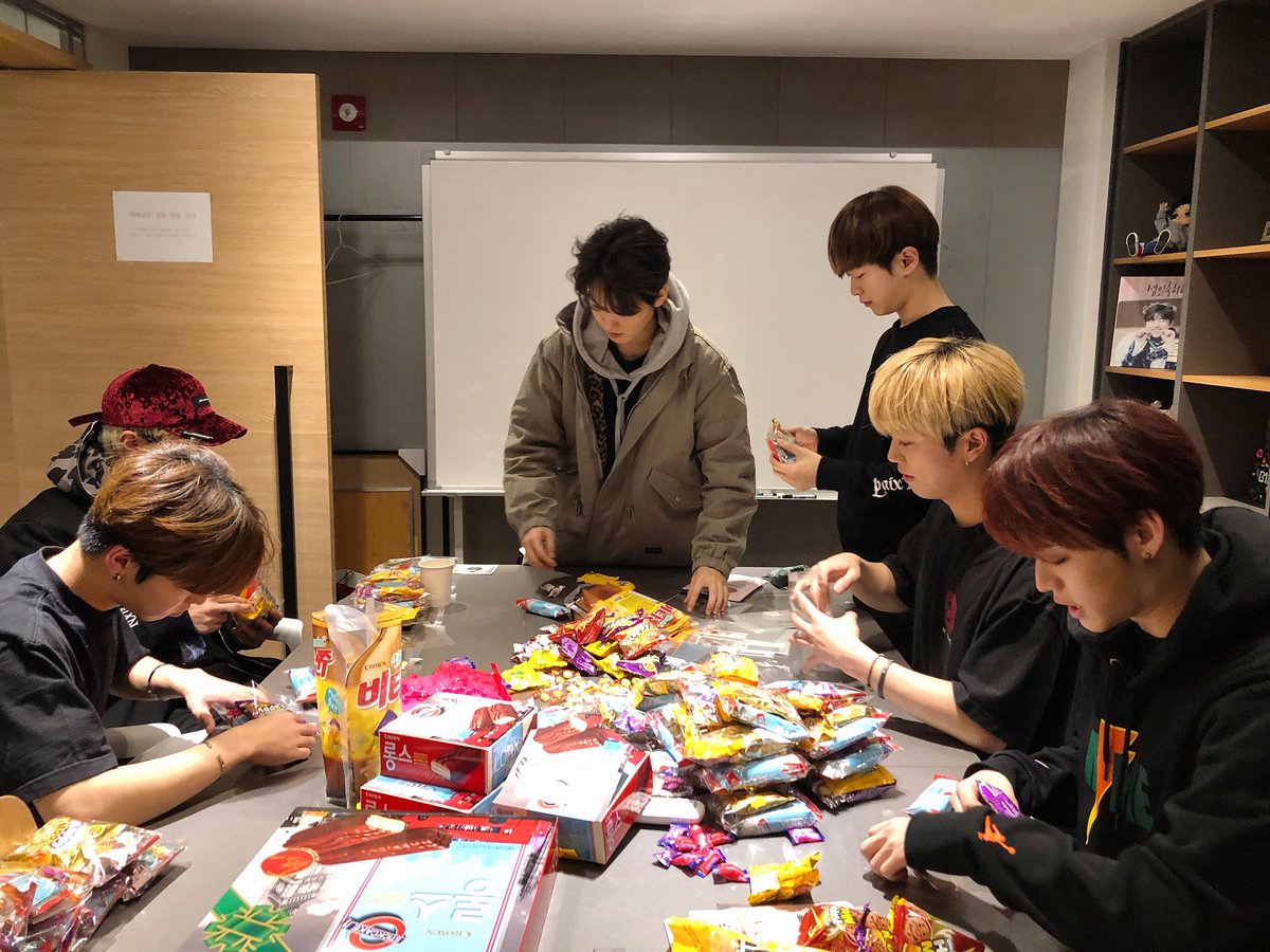 ONF_offcl's tweet photo. [#LightONF] 팬분들을 위하여 정성 듬뿍듬뿍 하나하나 꼼꼼히 준비한 온앤오프🤩

#온앤오프 #ONF #ONOFF https://t.co/jl9p516VJB
