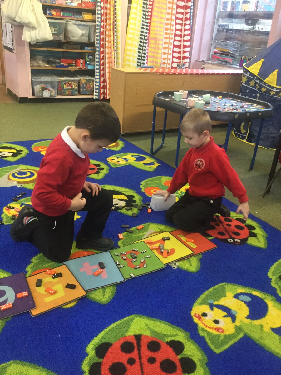ashclass_TIS's tweet photo. Very popular addition activity! We counted how many dots on each side, worked out how many altogether and matched to the numeral #EYtalking https://t.co/Fm5MJ1M6cd