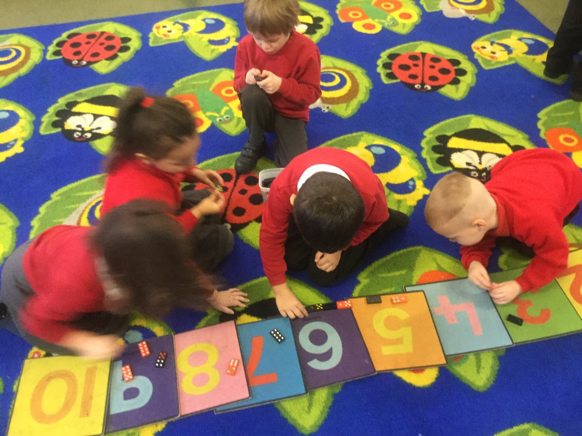 ashclass_TIS's tweet photo. Very popular addition activity! We counted how many dots on each side, worked out how many altogether and matched to the numeral #EYtalking https://t.co/Fm5MJ1M6cd
