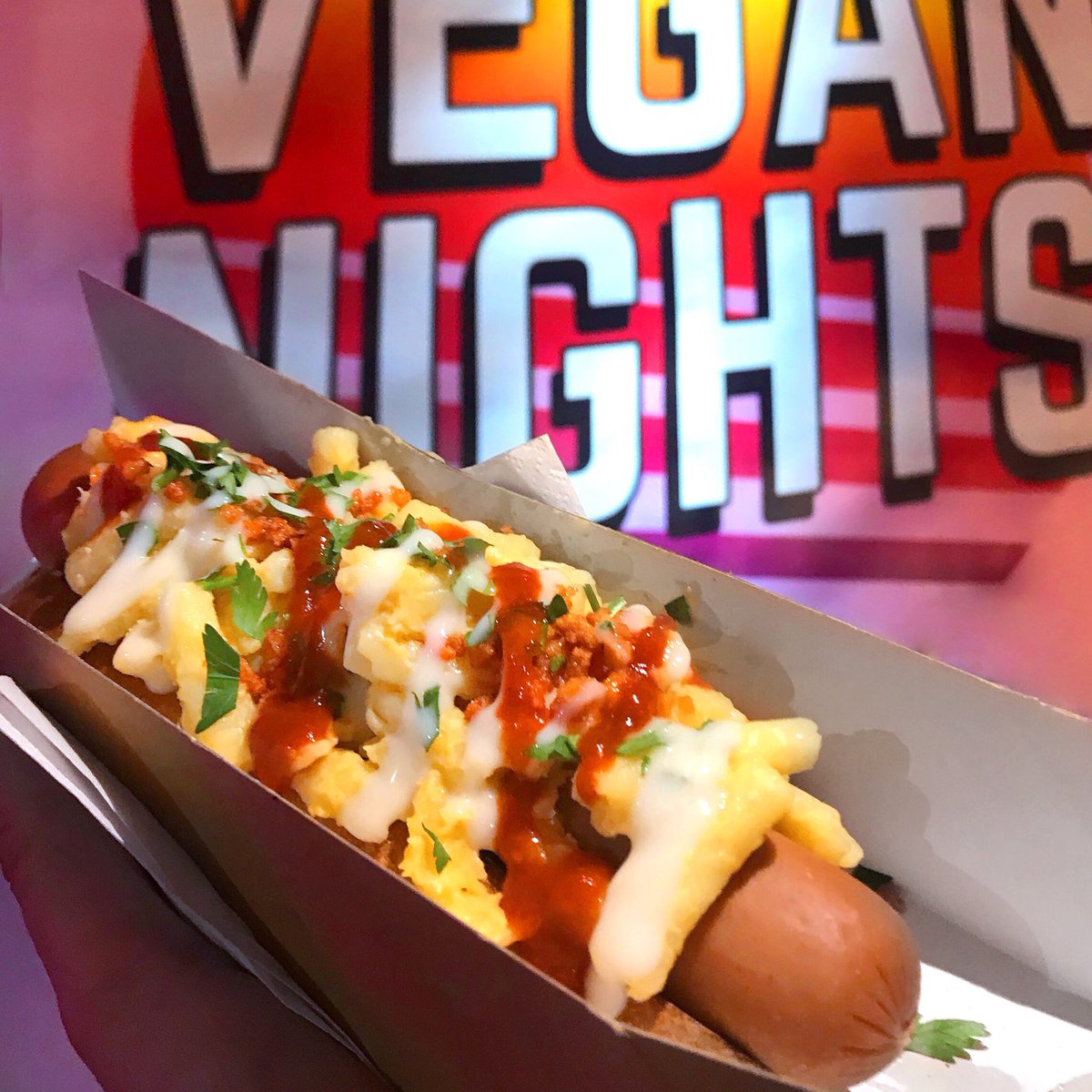 Macaroni cheese. On a hot dog.
If you can think of a better cure for blue Monday I wanna hear it! This beauty is the American Hotdawg by <a href="/pigoutuk/">PIG OUT</a> and is basically incredible. Just looking at it is making me all😍🤤🌭DVx