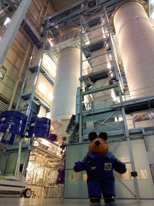 Mausonaut's tweet photo. ... es war super beeindruckend den #SpaceEnablers der @ArianeGroup in Les Mureaux direkt beim Zusammenbau von Hauptstufen der #Ariane5 zuschauen zu dürfen! #mein2017 #MINT https://t.co/GBBOexKuyB https://t.co/ooH1NeVbSy