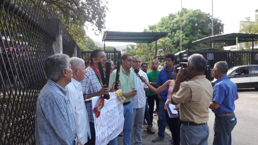 efrenaugusto's tweet photo. Los upelista de Maracay conmemoran el día del Educador protestando @sketa0 @niumanp https://t.co/bNoKfaHXC0