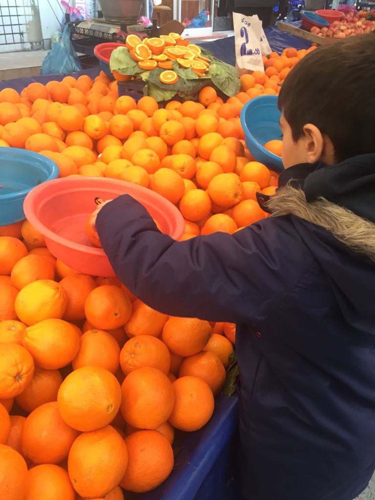 FGebedek's tweet photo. @beylikduzuSFK 2. Sinif ogrencilerimizin hafta sonu odevi... Semt pazarina giderek kutle kilogram ve para iliskisini yasayarak ogrenme firsati bulan ogrencilerimiz... https://t.co/74U1tqkj00
