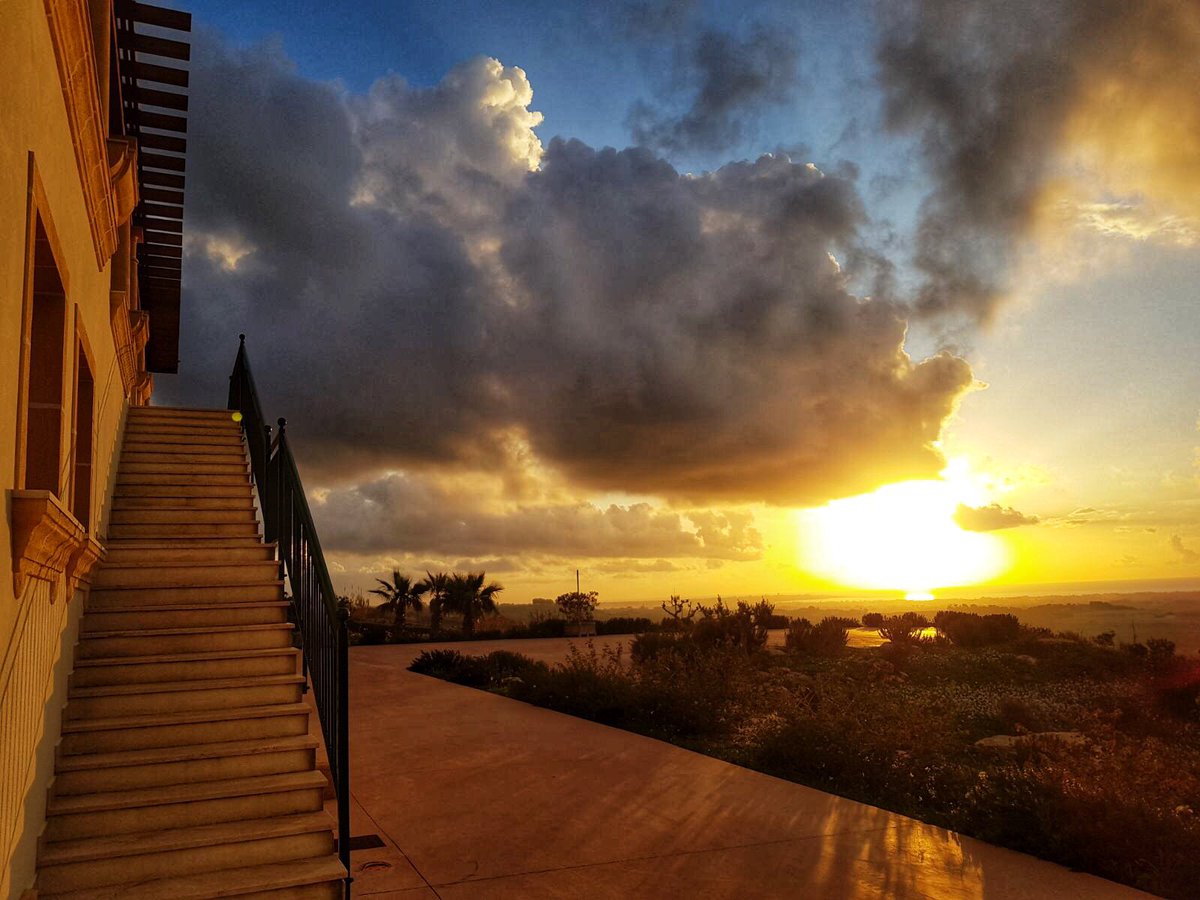 But which #BlueMonday BlueMonday ...! 🔝😍
How could we not be happy and happy in front of the show that every day reserves us #Nature? 🍃🌅
And then if we also add a nice glass of #Wine ...? #Orizzonte_Fina #winelovers #15gennaio <a href="/WineBlogRoll/">Italian Wine Blogger</a> <a href="/MTV_Italia/">MovimentoTurismoVino</a> <a href="/onceuponawine_/">ONCE UPON A WINE ®™ OFFICIAL</a>