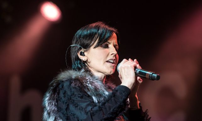 demorgen's tweet photo. 'Zombie'-zangeres Dolores O'Riordan, frontvrouw van The Cranberries, overleden https://t.co/4ni2Kv1zG1 https://t.co/9SjyPB2mdx