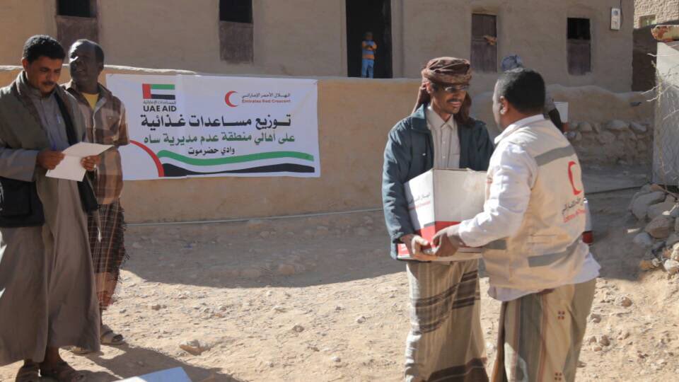 UAEAid's tweet photo. #UAE_RedCresent provides urgent #food_aid to #Sah residents in #Hadramout as part of #UAE humanitarian support in #Yemen #UAEAid https://t.co/Hwoh6Iseio