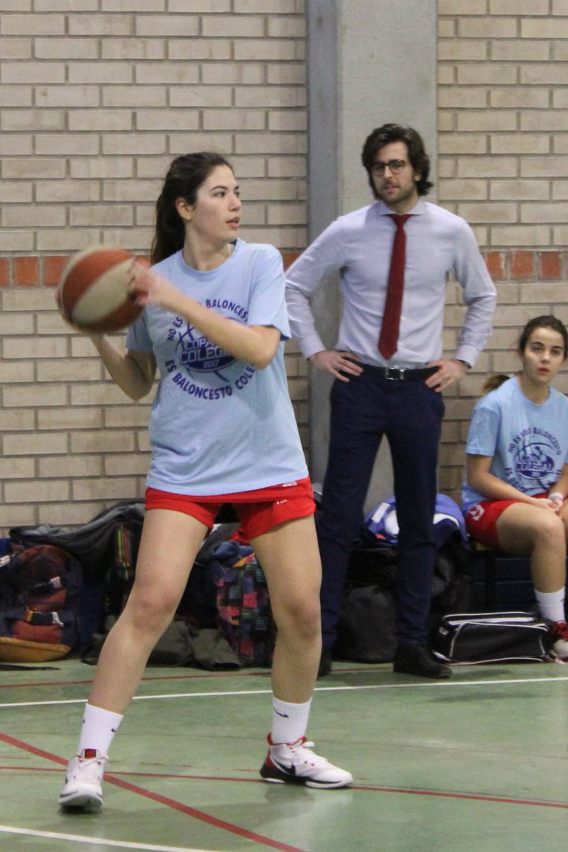 SeguimosZGZ's tweet photo. Álvaro Valls, entrenador de Basket Turtles @AgustinosZgz marcando "dress code" en @CopaColegial Zaragoza... ¿cómo no iban a ganar la Precopa dirigidas con tanta elegancia? Ha puesto el listón muy alto al resto de entrenadores. Tomen nota... https://t.co/QJZauqbuc2