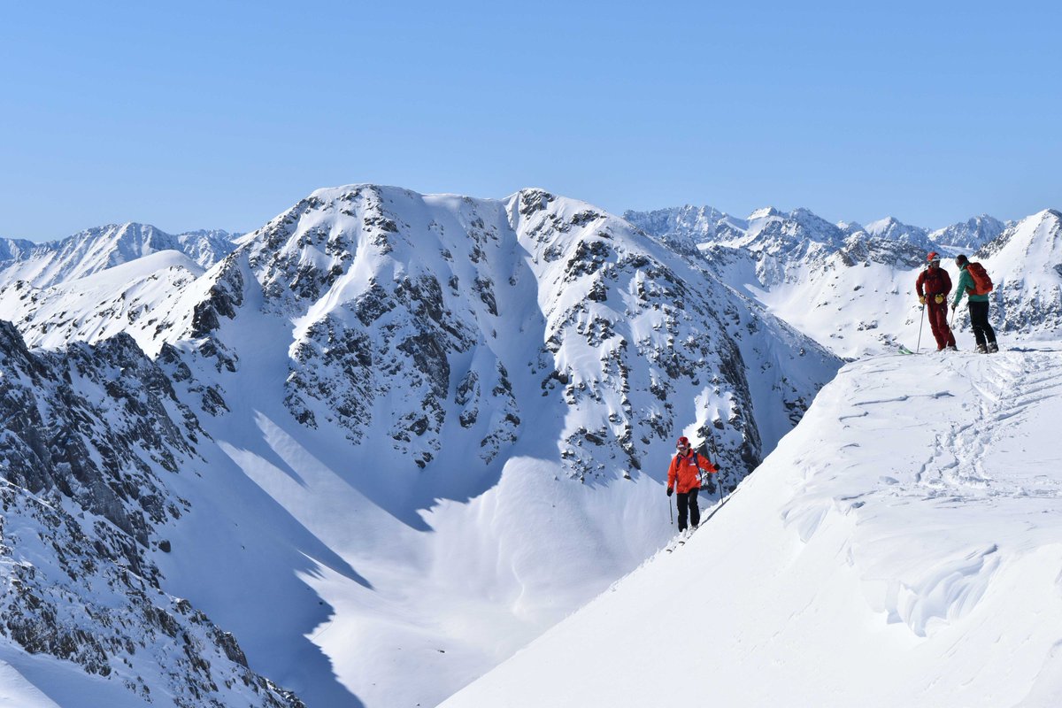 TelemarkFriends's tweet image. Tenemos el placer de volver a contar con la presencia del gran alpinista Oscar Cadiach entre los guías de la segunda edición Telemark&amp;amp;Skimo 2018... ver mas: telemarkandfriends.com/2018/01/15/osc… @OscarCadiach